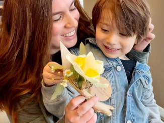 smiling women with child and a mini bouquet